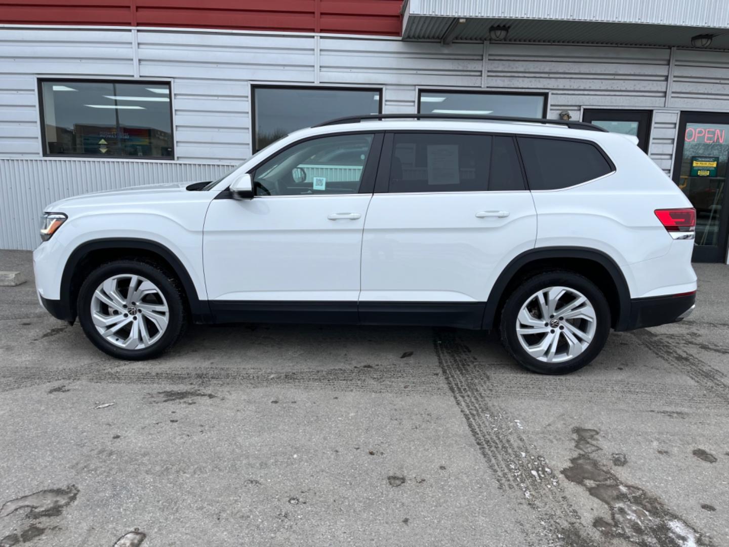 2022 White Volkswagen Atlas V6 SE w/Technology 4MOTION (1V2KR2CA9NC) with an 3.6L V6 DOHC 24V engine, 8A transmission, located at 1960 Industrial Drive, Wasilla, 99654, (907) 274-2277, 61.573475, -149.400146 - Photo#2